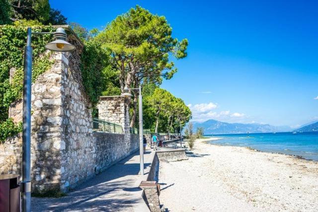 Lido Galeazzi Giant Pool Apartment Sirmione Exterior photo